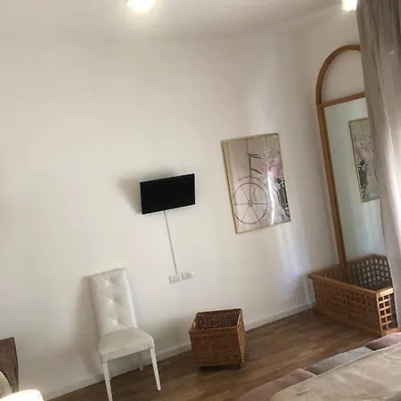 Degli Artisti לינה וארוחת בוקר 3*